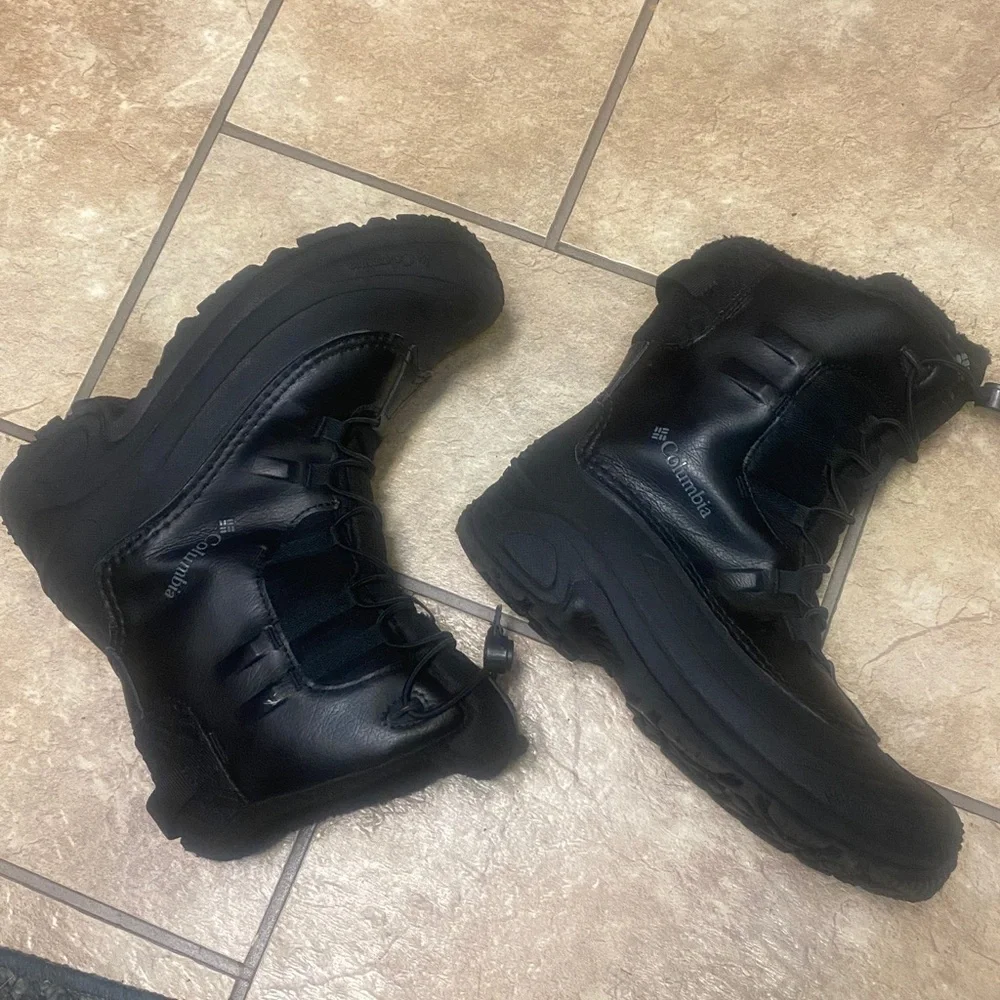 Columbia Size 7 Black Lined Winter Boots